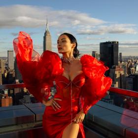 Snaží se tvořit „transformer“ kousky - například tyto šaty můžete vynést bez rukávů, nebo odepnout sukni a použít ji k úplně jinému kusu oblečení. Její modely tak zkrátka využijete na několik způsobů pro různé situace