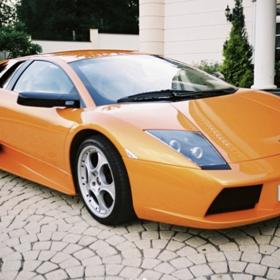 V roce 2003 jezdil oranžovým Lamborghini Murcielágo.
