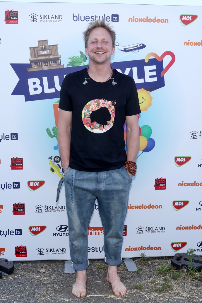 FOTO: Tomáš Klus dorazil bez bot. – stránka 135