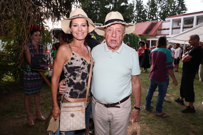 FOTO: Felix Slováček opět po boku krásné ženy. – stránka 726