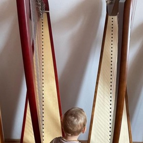 Malý je stále závislý na mateřském mléce. 