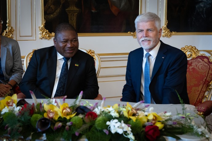 FOTO: Petr Pavel se svým africkým protějškem, prezidentem Filipem Jacintou Nyusim. – stránka 1211