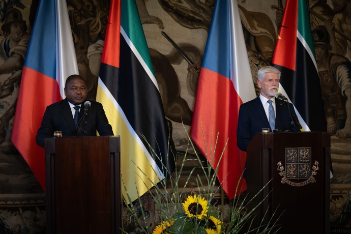 FOTO: Petr Pavel se svým africkým protějškem, prezidentem Filipem Jacintou Nyusim. – stránka 1210