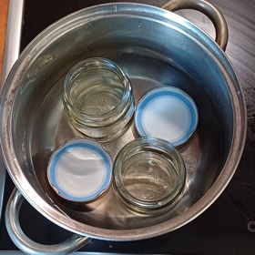 Skleničky na libečkovou pastu je nutné sterilizovat, prodloužíte tím i použitelnost výsledného produktu. 