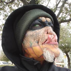 Tiamat Legion Medusa má zelená bělma.