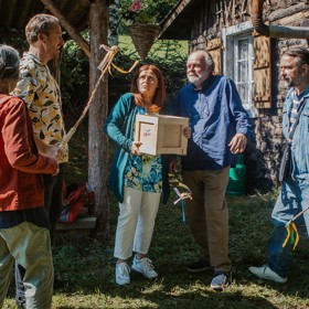 Eva Leinweberová už v druhé řadě seriálu Osada s manželem netají, že jsou milionáři.