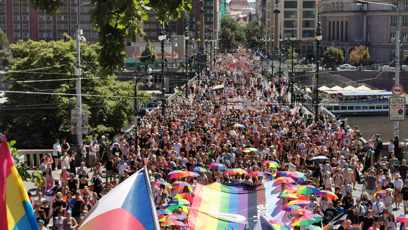 FOTO: Všude jsou duhové vlajky.