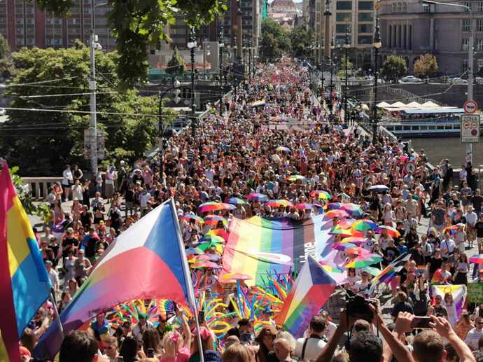 FOTO: Všude jsou duhové vlajky. – stránka 66