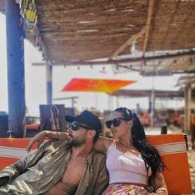 "Barbenheimer", tak nazval Adam Vacula tuto fotku s Besky, která vznikla na jejich letošní dovolené na Azurovém pobřeží.