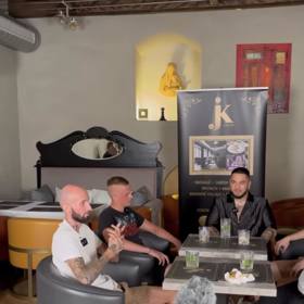 Leonardo má o sto kilo méně než jeho soupeř