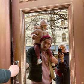 Otcem Loly je copywriter Kryštof Kubín, kterého si Berenika vzala v roce 2021.