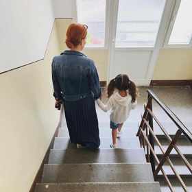 Michaela Maurerová učí dceru Emmu o české historii. Rády spolu chodí na procházky.