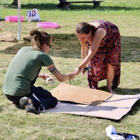 Ivan Bartoš na pirátské párty. Užíval si sluníčka i oblíbené hudby.