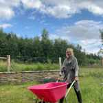 Sama říká, že fyzické práce se na své chalupě nebojí. 