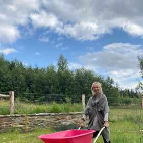 Sama říká, že fyzické práce se na své chalupě nebojí. 