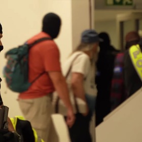 Guru Jára znásilnil několik studentek esoterie. Následně uprchnul na Filipíny, kde byl ale zatčen a letos konečně vydán do Česka.