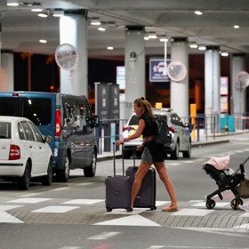 Agáta s obrovskými kufry, Veronika s kočárkem a Miou v závěsu. 