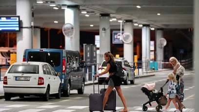 FOTO: Agáta s obrovskými kufry, Veronika s kočárkem a Miou v závěsu.