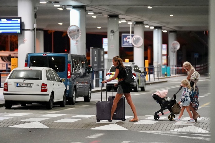 FOTO: Agáta s obrovskými kufry, Veronika s kočárkem a Miou v závěsu. – stránka 823