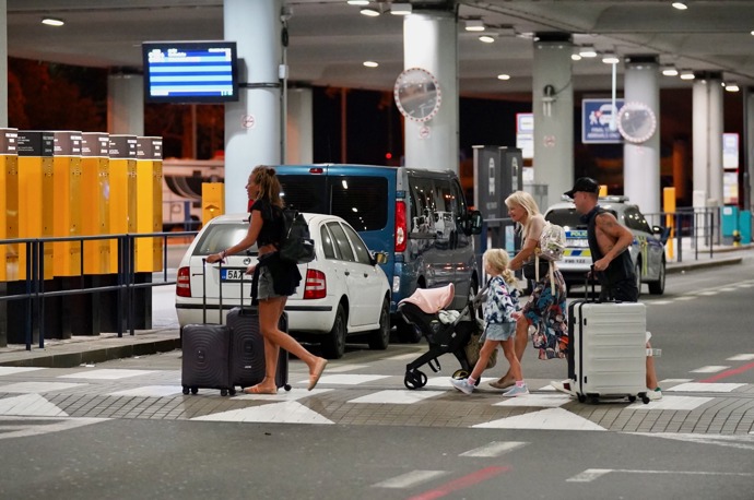FOTO: Ještě že má Agáta Pepína a Veroniku, ti ji nikdy nenechají v bryndě. – stránka 821