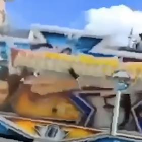 Zde se jedna nebožačka snaží udržet, aby nespadla. Marně