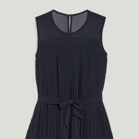 Plisované šaty s vázačkou, C&A, 550 Kč.