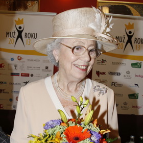 Dvojnice Alžběty II., Mary Reynolds, přijela na finále Muže roku v roce 2013.