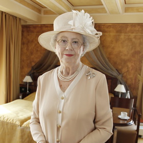 Mary Reynolds se jako dvojnice Alžběty II. živí od 80. let.