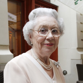 Mary Reynolds si účtuje za vystoupení coby Alžběta II. 12 000 korun.