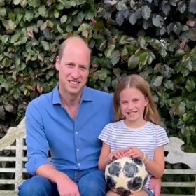 Princ William popřál v neděli fotbalistkám Anglie hodně štěstí ve finálovém zápase mistrovství utkání v Austrálii nedorazil osobně. Společnost mu ve videozdravici dělala osmiletá dcera Charlotte, která přitom předvedla dokonalý sportovní outfit za dostupnou cenu.