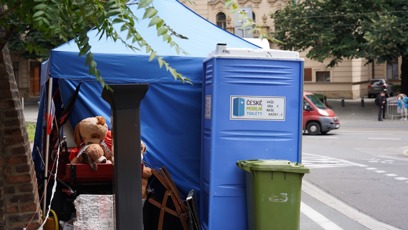 FOTO: Petiční stánek příliš v pořádku není.