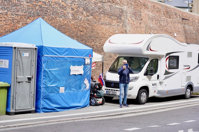 FOTO: Součástí stánku je i karavan. – stránka 6