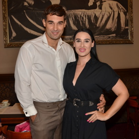 Besky pomáhá Adamu Vaculovi s večerní přípravou scénáře.