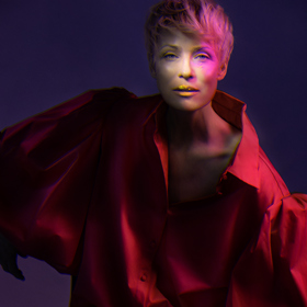 Kariéra modelky ji ale nenaplňovala: „Napadlo mě, že když už dělám tuhle práci, která je tak strašně povrchní, zkusím to přetavit v něco, co zanechá pozitivní stopu.“ 