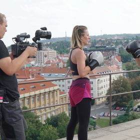 Vojtěch Kotek se svou hereckou kolegyní Annou Polívkovou trénují box. 