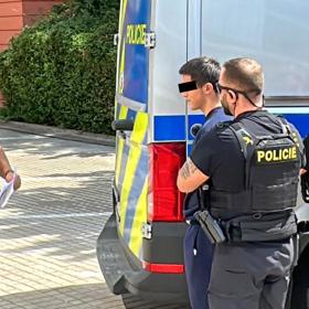 Brutálního napadení se podle pražských kriminalistů dopustil teprve 16letý mladík v noci z pátka na sobotu.