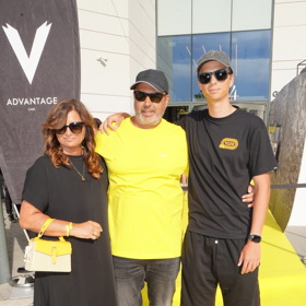 Herec Petr Rychlý vyvedl do kina manželku a nejmladšího syna Petra. Oblékl kanárkově žluté tričko.