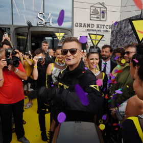 Ve filmu vyznává lásku své expřítelkyni. 