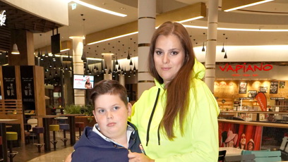 FOTO: Ornella vyrazila na premiéru ONEMANSHOW: The Movie s desetiletým synem Quentinem.