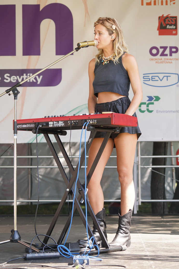FOTO: Emma je dvojnásobnou maminkou, na postavě to ale vidět nejde. – stránka 416