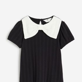 Úpletové šaty s límcem ve tvaru mašle, H&M, 469 Kč.