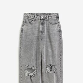 Model v obchodě pořídíte hned ve třech barvách, například v neobvyklé šedivé. H&M, 799 Kč