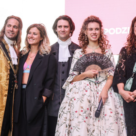 Jan Komínek po boku svých seriálových kolegů. Nejvíce času pochopitelně strávil s Robertem Urbanem, který hraje Damiána (vlevo).