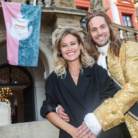 Herec Robert Urban má v novém seriálu Eliška a Damián dlouhou blond paruku.