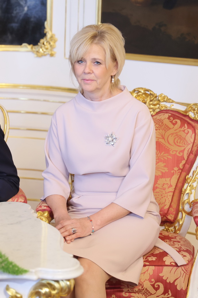 FOTO: Půvabná Eva Pavlová ve starorůžových šatech. – stránka 1185