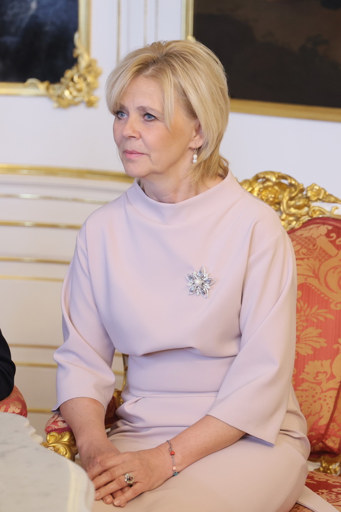 FOTO: Eva Pavlová vypadala velmi elegantně a zvolil i zajímavou brož. – stránka 1179