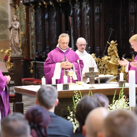 V chrámu bylo desítky slavných tváří. 