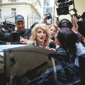 Anna Fialová jako Iveta Bartošová mezi novináři.