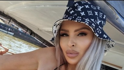 FOTO: Lela ukázala své bujné vnady.
