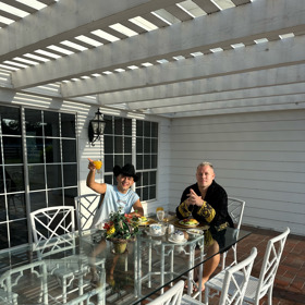 Společně byli ubytovaní na ranči, kde se seriál natáčel.